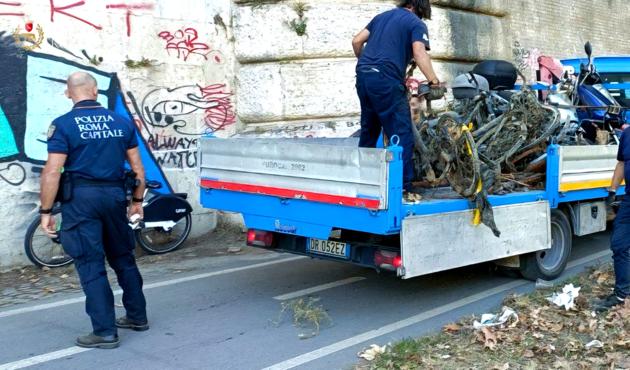 Roma Rimosse Carcasse Di Biciclette Abbandonate Lungo Le Banchine Del