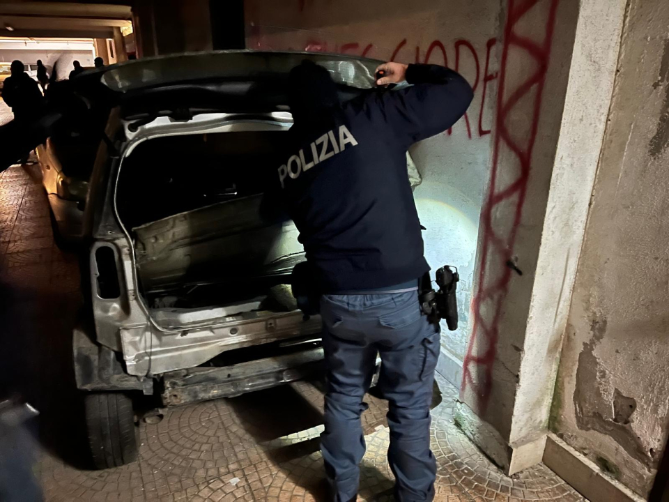 La polizia di Anzio perquisisce una macchina abbandonata durante il blitz antidroga