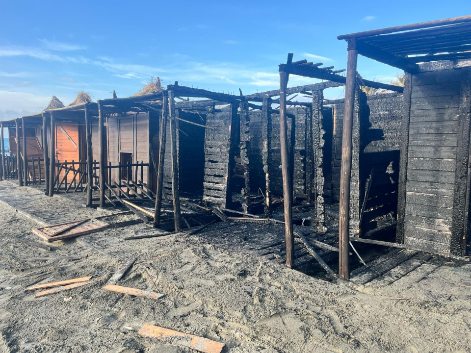 Cabine andate in fiamme presso il Faber Village di Ostia