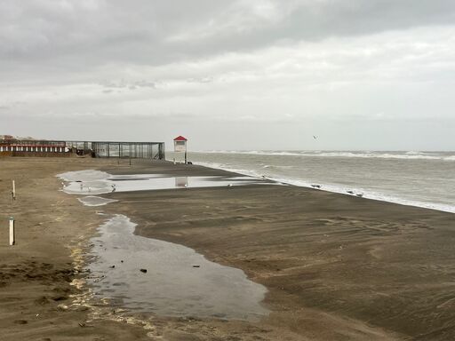 La mareggiata vicino al pontile di Ostia